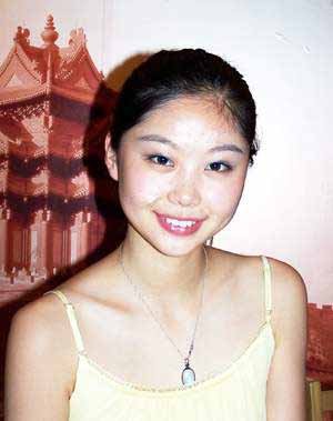 2003中华小姐亚军胡古玥在《美女攻略》图书签售会上