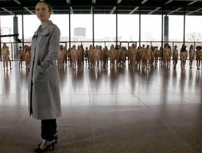 100名年龄在18岁至65岁之间的女性裸体模特聚集柏林国家美术馆,为8日