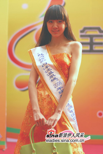 旅游小姐中国总决赛的紧张时间里,抽身前往一直支持大赛的白沟镇巡游
