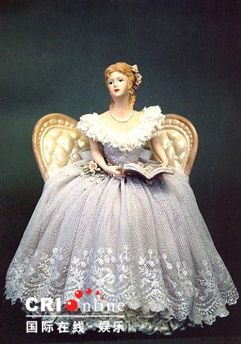 欧式宫廷礼服人偶精致的洋娃娃,奢华的礼服是欧式家居中常见的精致