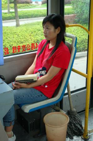 公交车美女弯腰图片