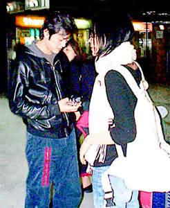 王菲和李亚鹏(新浪伊人风采配图,图片来源:重庆晨报)