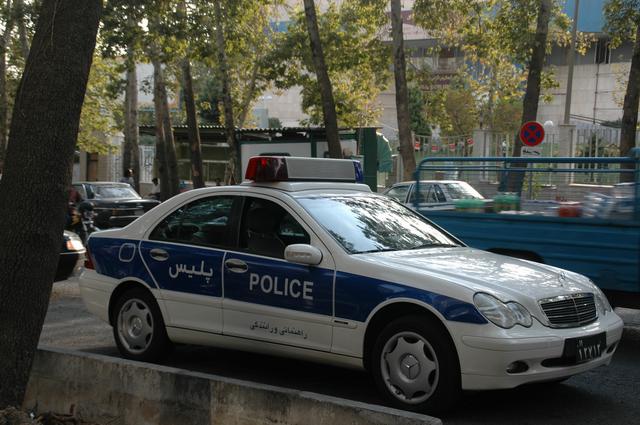 伊朗街头的奔驰警车
