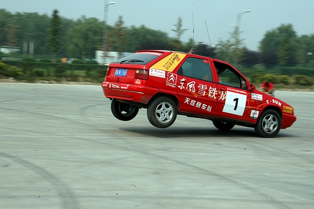 赛车特技表演 _图片_新浪汽车