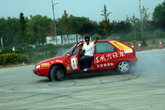 赛车特技表演 _图片_新浪汽车