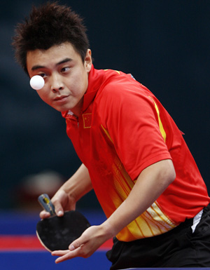 图文乒乓球男团中国队夺金主力王皓紧盯球路