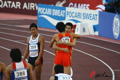 图文刘翔打破亚运会纪录夺冠好兄弟拥抱