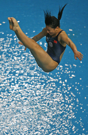 图文跳水女子1米板吴敏霞夺冠中国队何姿入水