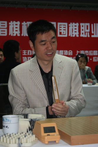 图文第3届倡棋杯围棋锦标赛首轮马晓春手握纸扇