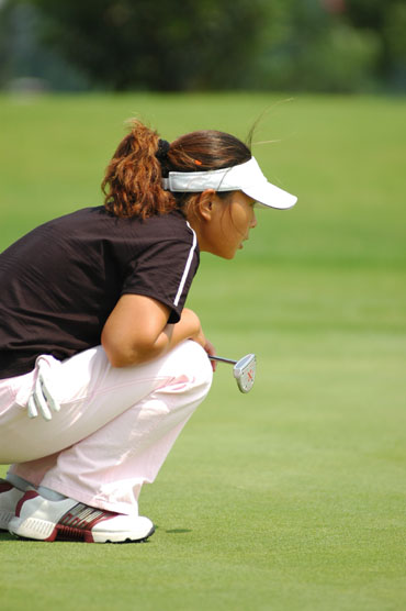 站結束女子組第一輪的比賽,廣州選手馮珊珊以74杆的成績暫時領先,緊隨