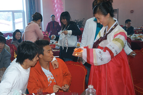 與自己相處多年的朝鮮族女友金香玉正式結婚,作為一名國腳,王棟自然有