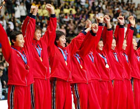 图文中国女排夺得世界杯冠军领奖台上手拉手