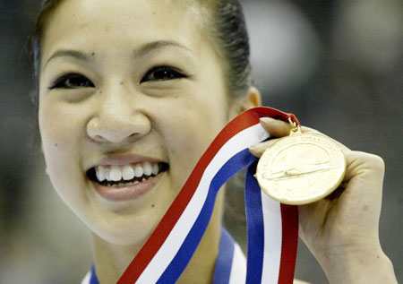 图文关颖珊全美滑冰赛七连冠展示冠军金牌