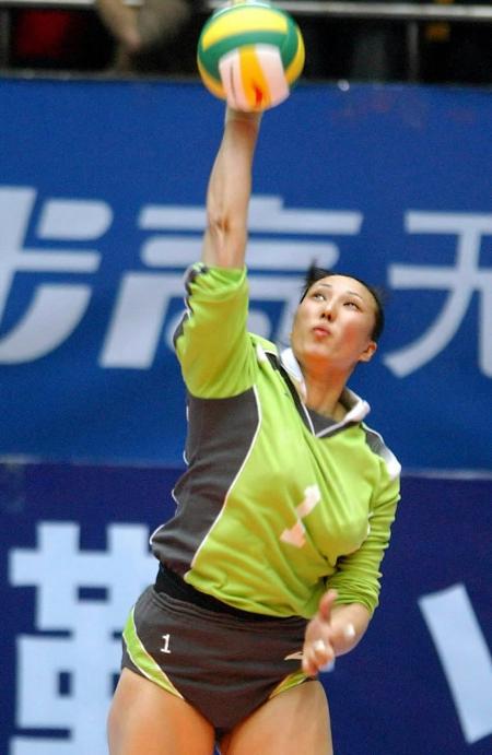 图文-天津女排再夺联赛冠军 王丽娜跳发球