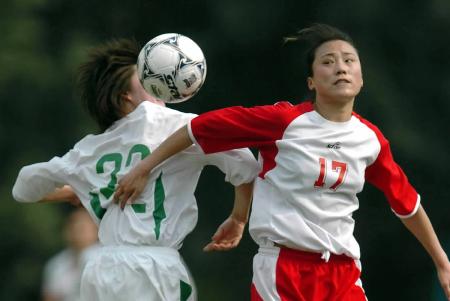 图文-女超联赛山东负北京 张彤和高颖颖争顶_国内足坛-女足_nike新浪