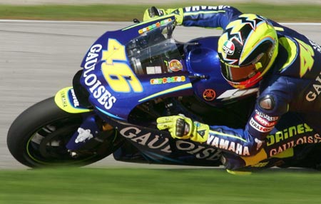 图文2004摩托车世锦赛罗西夺冠罗西狂飚突进