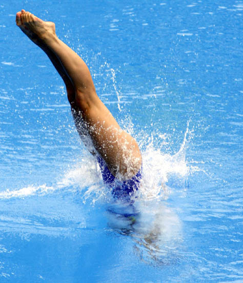 图文游泳世锦赛第2日女子一米板美国选手入水