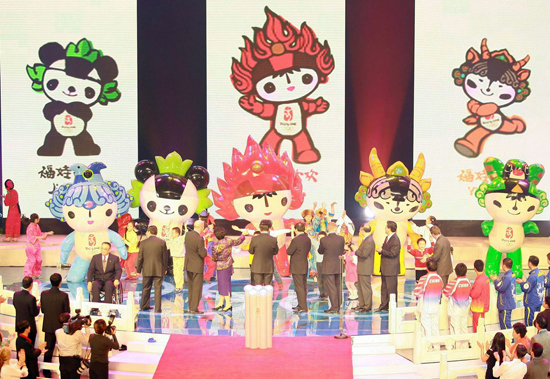 图文北京奥运吉祥物揭晓五个福娃携手亮相