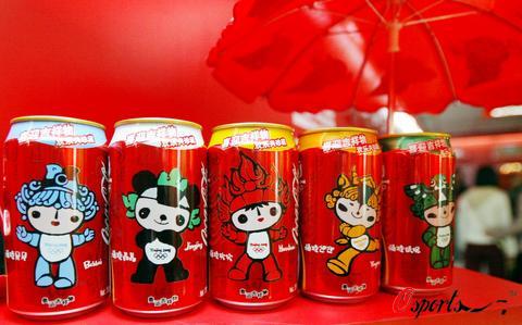 在沈阳市一大型超市内,印有奥运吉祥物福娃图案的可口可乐饮料吸引了