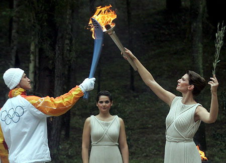 11月26日雅典消息,2006年都灵冬奥会圣火火种将于11月27日在希腊古