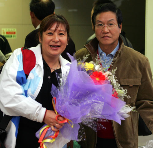 图文中国体操队载誉而归程菲教练刘群琳和丈夫