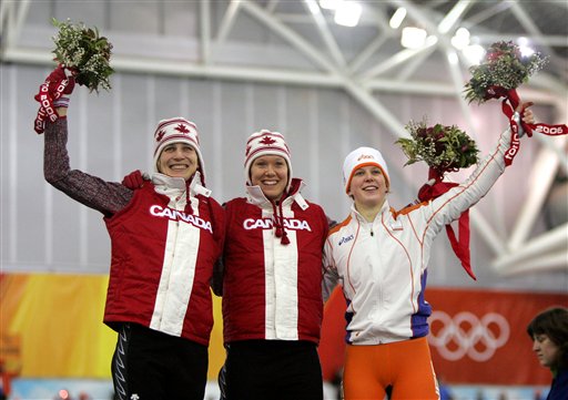 都灵2月22日消息,冬奥会速滑女子1500米结束,加拿大老将克拉森(中)与