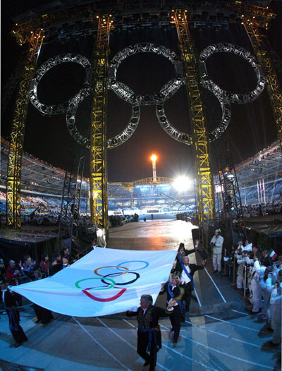 北京时间2月27日凌晨,都灵冬奥会闭幕式上演,图为闭幕式上奥运会五环