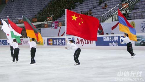 图文花滑大奖赛中国站开幕式五星红旗冰上飞扬