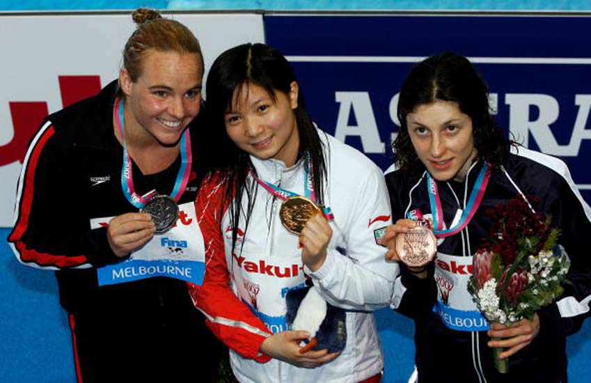 图文世锦赛跳水女子1米板何姿摘金前三名展示奖牌