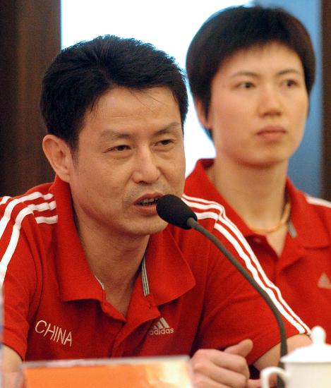 5月24日,中国女排主教练陈忠和(左)与队长周苏红在新闻发布会上