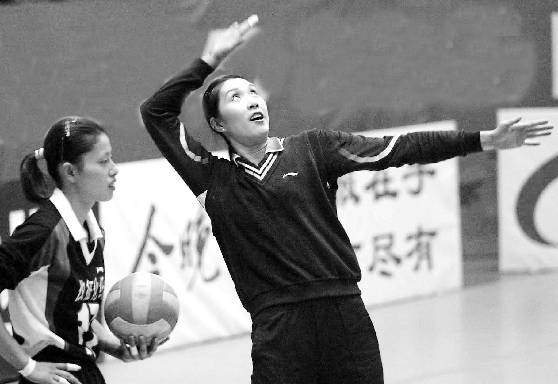 04-05全国女排联赛 排球 正文孙玥(右)练习发球 本报记者 宁柯摄