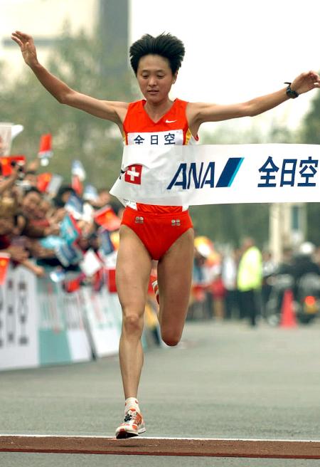 图文2004北京国际马拉松赛孙英杰冲过终点瞬间