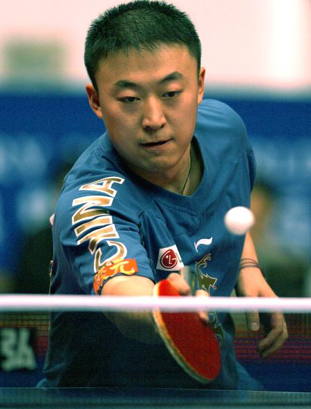 中国选手马琳在浙江萧山举行的2004世界杯乒乓球赛男单决赛中,以4比2