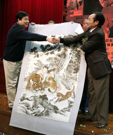 图文2004世界十佳评选启动严斌向义夫赠画