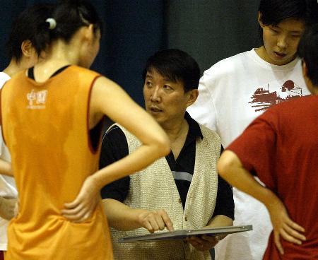 中国女篮主教练宫鲁鸣(中)在训练中为队员布置任务