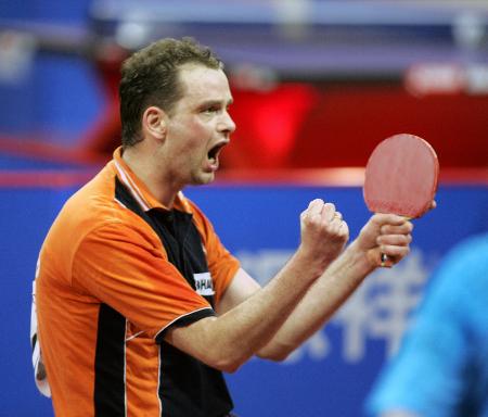 5月2日,荷兰选手黑斯特在上海举行的第48届世界乒乓球锦标赛男子单