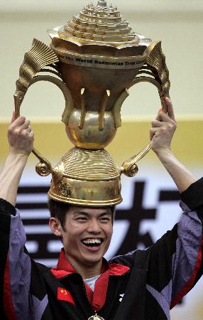 队捧得苏迪曼杯5月15日,中国队选手林丹在颁奖仪式上高举奖杯庆贺胜利