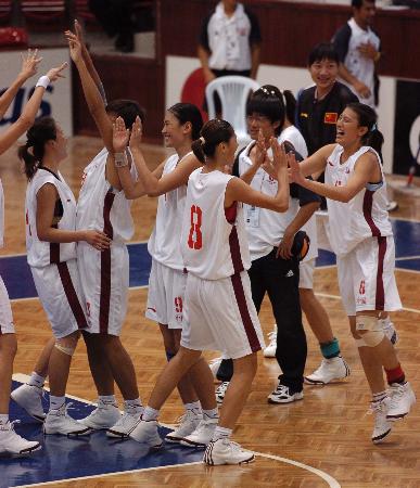 圖文-[大運會]中國女籃1分險勝捷克 隊員慶祝勝利