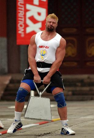 图文2005世界大力士冠军赛美国大力士提起铁块