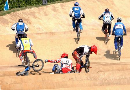 圖文-自行車――bmx小輪車決賽中運動員摔倒(12)