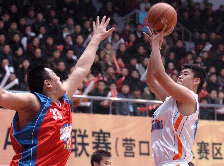 圖文-[cba]遼寧100-81新疆 單濤防守鞭長莫及