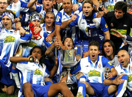 图文体育4足球――西班牙人队夺得国王杯