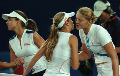 图文俄瑞组合夺中网女双冠军萨芬娜接受祝贺