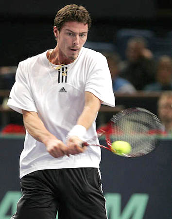 图文atp巴黎网球大师赛第三轮萨芬反手回球