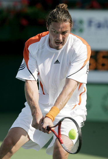 图文迪拜网球公开赛第二轮沙皇萨芬反手进攻