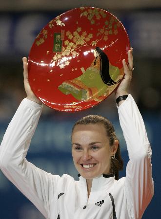 网球频道 正文  2月4日,瑞士选手辛吉斯在颁奖仪式上