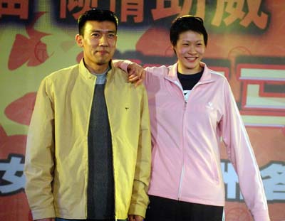 中国女排队员赵蕊蕊(右)和陪打教练在表演时装秀